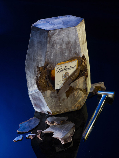 Joli cadeau pour un bel accord: le whisky Ballantine's 12 ans avec un bloc de 4 kilos de chocolat