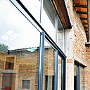 La lumière pénètre par de grandes baies coulissantes à profilés aluminium