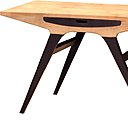 Lignes aériennes et futuristes pour ce bureau de bois digne des années 50. Robin du Lac.