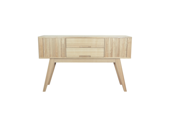 Une console en frêne massif dotée de deux tiroirs et deux portes coulissantes. L 122 x H 76 x P 36 cm. Absolument Maison. BHV.