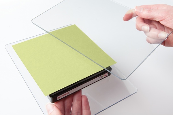 Mettre en sandwich le poinçon et le papier