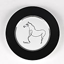 Parmi les assiettes de présentation, « Le Cheval, 1920 ». Sous les traits du crayon, sans quitter la feuille Picasso enchaîne les boucles, faisant apparaître l’animal et ses expressions.