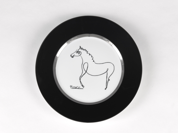 Parmi les assiettes de présentation, « Le Cheval, 1920 ». Sous les traits du crayon, sans quitter la feuille Picasso enchaîne les boucles, faisant apparaître l’animal et ses expressions.