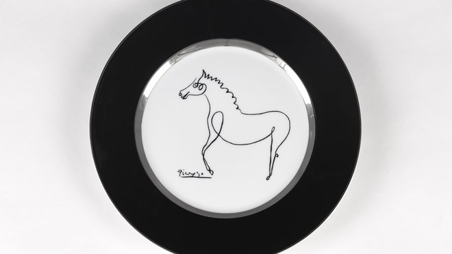 Parmi les assiettes de présentation, « Le Cheval, 1920 ». Sous les traits du crayon, sans quitter la feuille Picasso enchaîne les boucles, faisant apparaître l’animal et ses expressions.