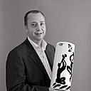 Marc de Ladoucette tenant le  grand vase cylindrique « Danseur et Musicien, 1959». Les créatures de Picasso célèbrent la vie comme un perpétuel état de chant et de danse.