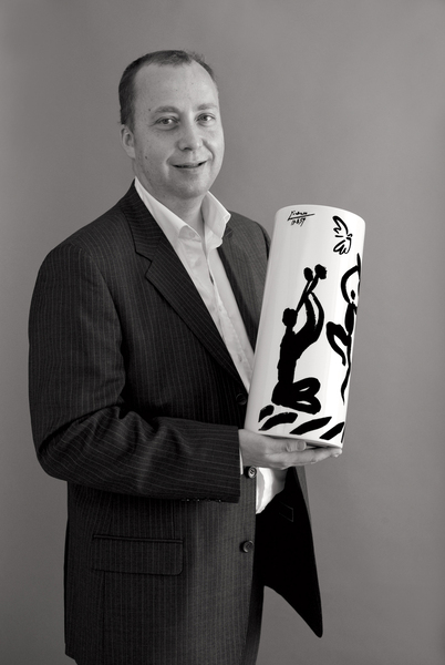 Marc de Ladoucette tenant le  grand vase cylindrique « Danseur et Musicien, 1959». Les créatures de Picasso célèbrent la vie comme un perpétuel état de chant et de danse.