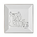 Dans les assiettes de présentation, il y a aussi celles de formes carrées. A travers « Faune assis jouant de la diaule, 1946 » Picasso représente faunes, musiciens et nymphes épanouies.