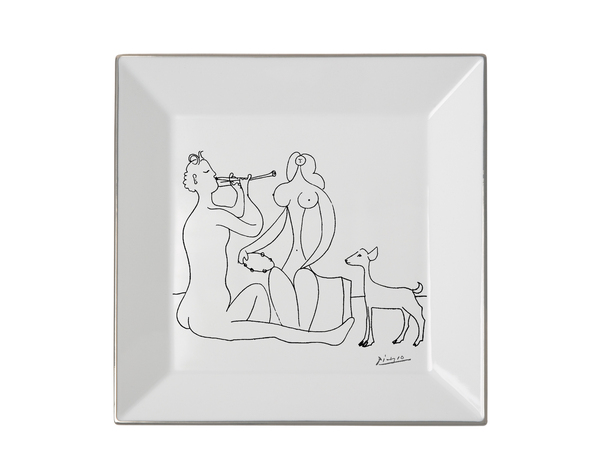 Dans les assiettes de présentation, il y a aussi celles de formes carrées. A travers « Faune assis jouant de la diaule, 1946 » Picasso représente faunes, musiciens et nymphes épanouies.
