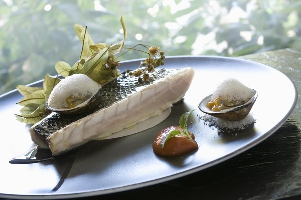 La cuisson basse température du bar lui permet de garder son moelleux et toutes ses élégantes saveurs rehaussées par le pomelo