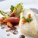 Proche de la mer, la Ferme Saint-Siméon à Honfleur propose des poissons à la cuisson parfaite comme ici un Saint-Pierre aux légumes de terre