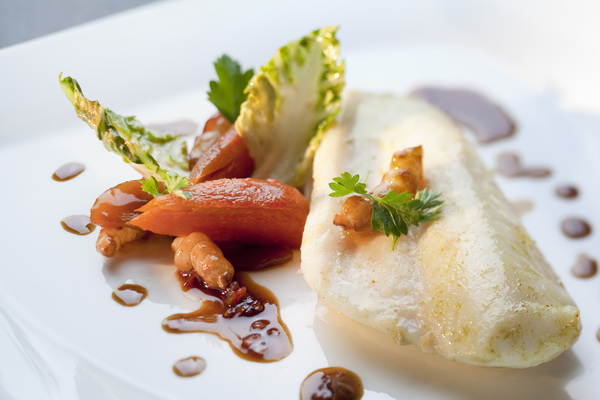 Proche de la mer, la Ferme Saint-Siméon à Honfleur propose des poissons à la cuisson parfaite comme ici un Saint-Pierre aux légumes de terre
