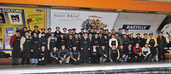 Les vignerons de Saint-Mont investissent le métro Bastille, bérets vissés sur les têtes
