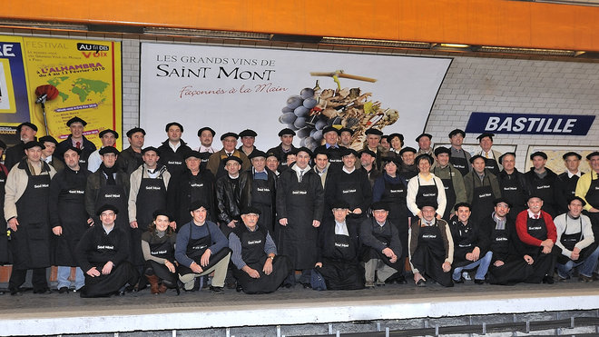 Les vignerons de Saint-Mont investissent le métro Bastille, bérets vissés sur les têtes