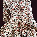 Scénographiée par Philippe Model, l'exposition met aussi en scène des robes