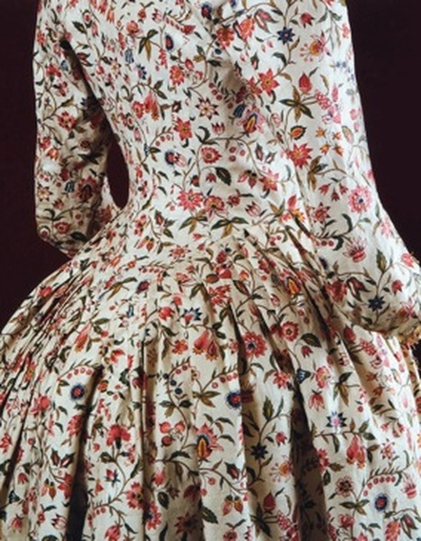 Scénographiée par Philippe Model, l'exposition met aussi en scène des robes