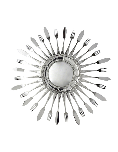 Franck Sorbier, « Songe d’une sorcière ». Un miroir au centre auréolé par une cascade de couverts à poisson.