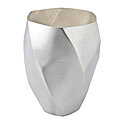 Ruth Gurvich, « Ceremonia » ; des verres, des coupes ou calices conçus à partir d’un plan en deux dimensions.