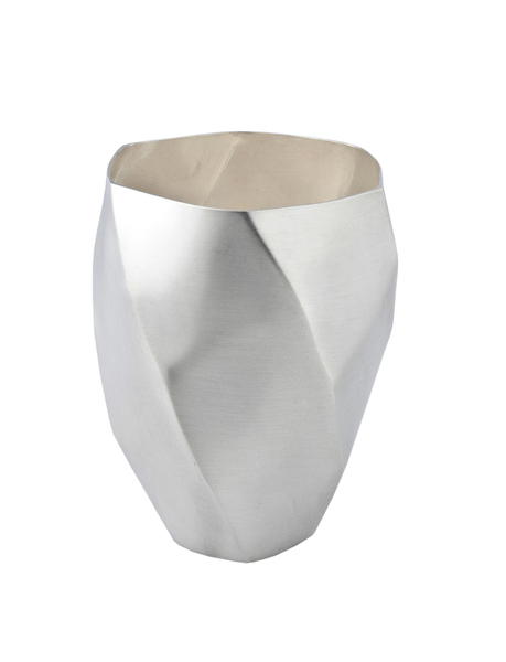 Ruth Gurvich, « Ceremonia » ; des verres, des coupes ou calices conçus à partir d’un plan en deux dimensions.