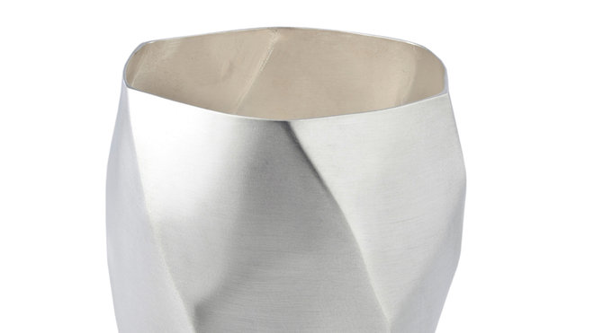 Ruth Gurvich, « Ceremonia » ; des verres, des coupes ou calices conçus à partir d’un plan en deux dimensions.