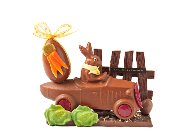 Les lapins se baladent en voiture à la Maison Chocolat.
