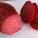 La chair de la betterave crapaudine est facilement reconnaissable, formée par une alternance de cercles rouges clairs et foncés.