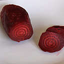 La chair de la betterave crapaudine est facilement reconnaissable, formée par une alternance de cercles rouges clairs et foncés.