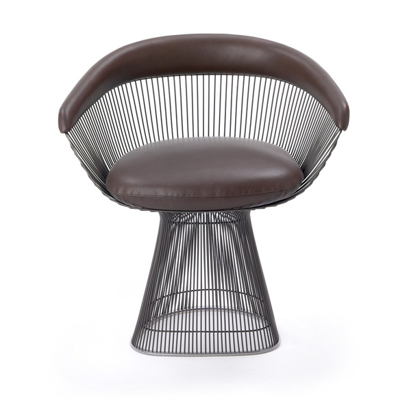 Ce fauteuil est un grand "classique" de la marque, à partir d’un souhait Warren Platner l’ensemble de la gamme existe en finition bronze.