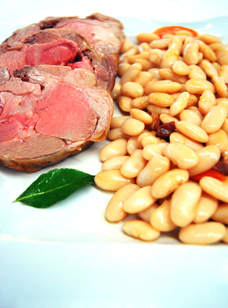 La finesse de l’agneau et la douceur du haricot se subliment dans une recette authentique du Sud-Ouest.