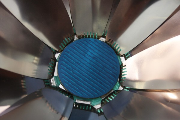 "Efflorescence", tournesol new-age muni de de capteurs photovoltaïques suivant la course du soleil pour produire de l'énergie, pas Guillaume Foissac