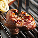 Tendre et savoureuse, la viande d’agneau se marie très bien avec des herbes aromatiques.