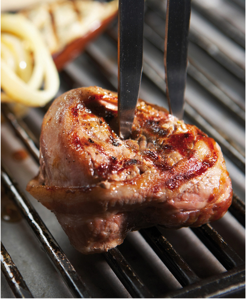 Tendre et savoureuse, la viande d’agneau se marie très bien avec des herbes aromatiques.