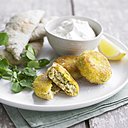Servez les falafels accompagnés de yaourt grec, qui rappellera la fraîcheur du chèvre.