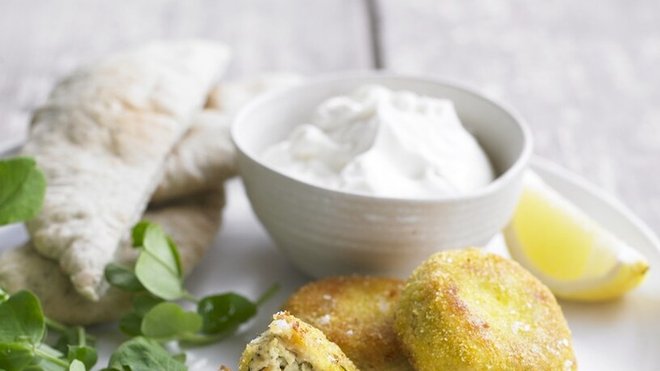 Servez les falafels accompagnés de yaourt grec, qui rappellera la fraîcheur du chèvre.