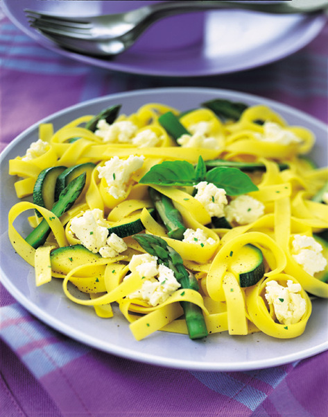 Douceur et tendresse de la bûche de chèvre pondérées par le croquant des légumes verts.