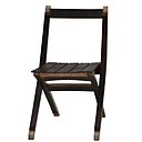 Chaise pliante, 280 €. Cette chaise doit sa coloration naturelle au tanin de raisin.