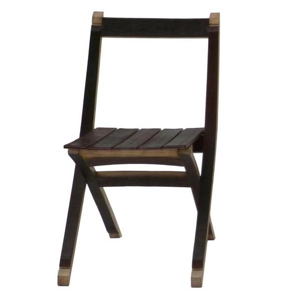 Chaise pliante, 280 €. Cette chaise doit sa coloration naturelle au tanin de raisin.
