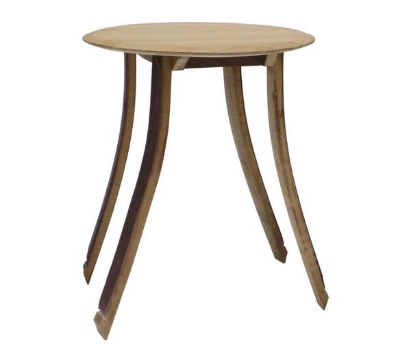 Guéridon, 250 €.  La métamorphose d’un vieux tonneau donne naissance à un guéridon.