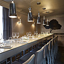 Une grande table d’hôtes permet d'asseoir tour à tour les groupes ou les célibataires du déjeuner !