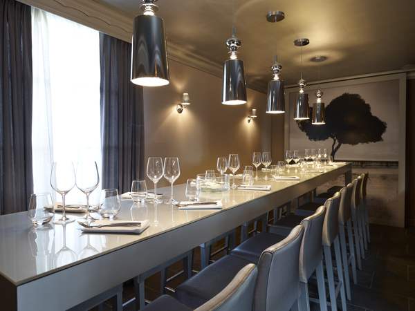 Une grande table d’hôtes permet d'asseoir tour à tour les groupes ou les célibataires du déjeuner !