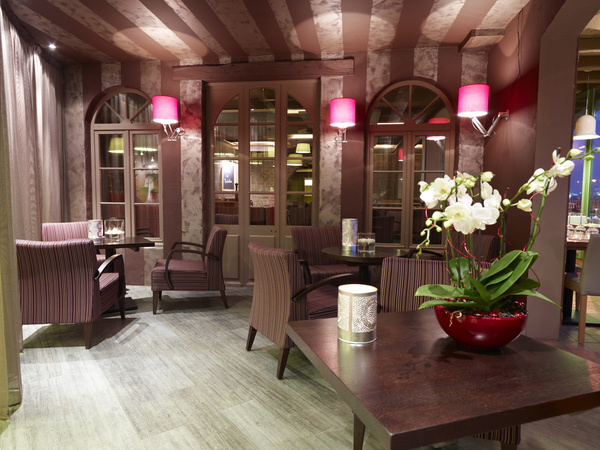 Un coin bar avec de profonds fauteuils vous attend pour prendre un verre