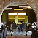 Vert anis et gris souris pour une salle à manger méditerranéenne