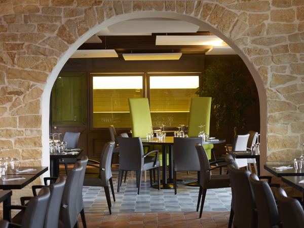 Vert anis et gris souris pour une salle à manger méditerranéenne