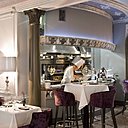 La grande rôtisserie donne directement au centre de la salle pour les cuissons "minute"