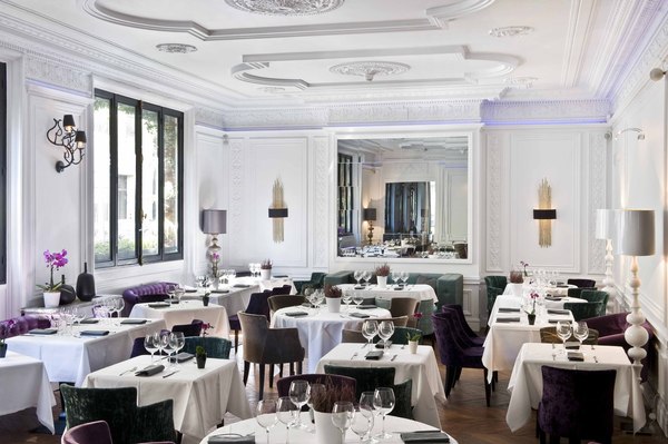 Spacieuse, la salle à manger permet de ne pas être collé à ses voisins