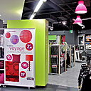 Confo Déco adopte un slogan simple et efficace “Tendances déco à  petit prix”et un aménagement moderne et coloré.