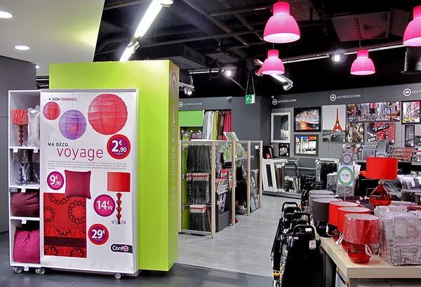 Confo Déco adopte un slogan simple et efficace “Tendances déco à  petit prix”et un aménagement moderne et coloré.