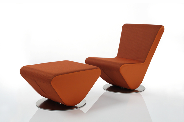 Dessinés par Claudio Colucci, le fauteuil et le pouf Pelican aux lignes fluides et dynamiques mises en valeur par des tissus techniques, fauteuil à partir de 1920 €