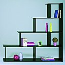 Un meuble en forme d’escalier. Une solution d’aménagement sous escalier facile à mettre en œuvre. Panneaux de particules recouverts de papier décor imitation wengé. L 159,5 x H 158 x P 30 cm. Step. Conforama.