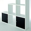 Un meuble sous escalier à portes. Il associe casiers ouverts et portes pour cacher le désordre. En panneaux de particules recouverts d’un décor papier blanc. L 126 x H 130 x P 30 cm. Xtra. Fly.