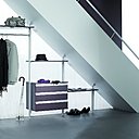 Un dressing sous escalier. L’aménagement sur mesure est réalisé à partir de montants aluminium, tablettes et blocs tiroirs. Linealu. Coolidoor.